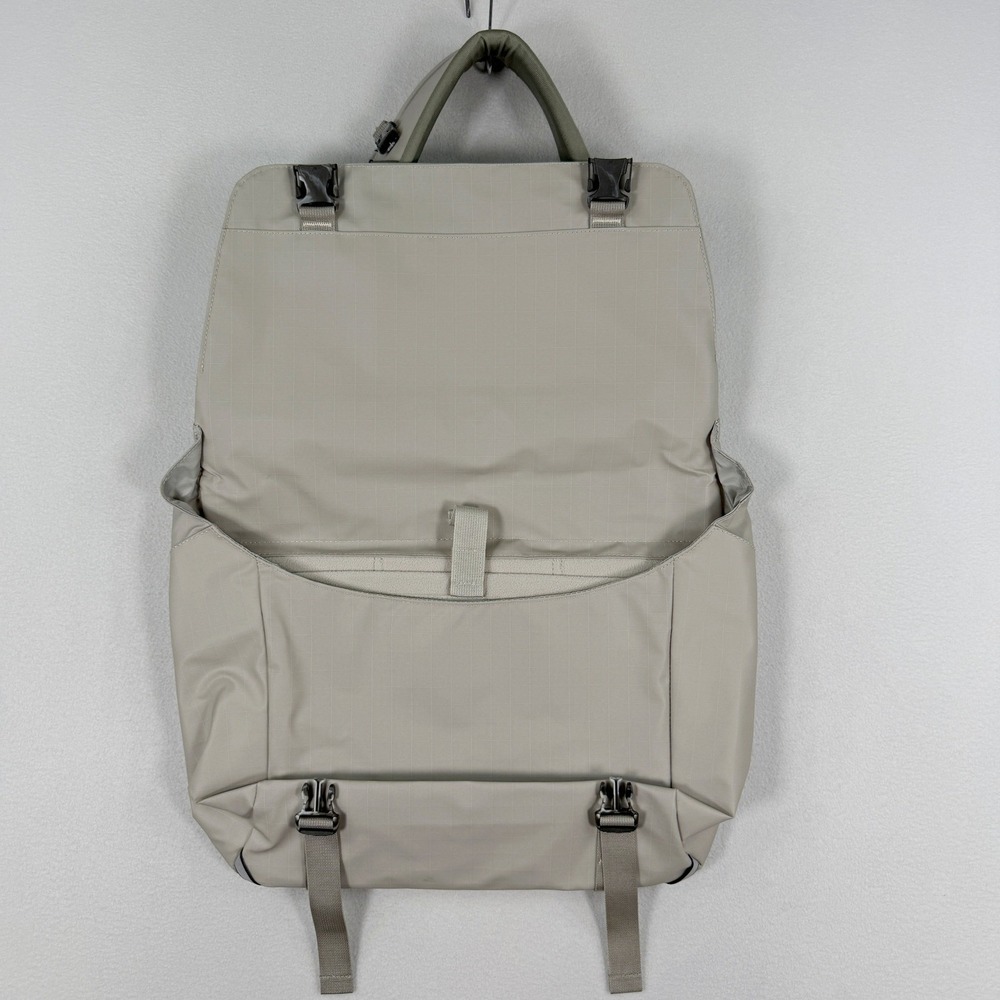 The North Face Base Camp Voyager Messenger Bag Soapstone NEW - Picture 2 of 10